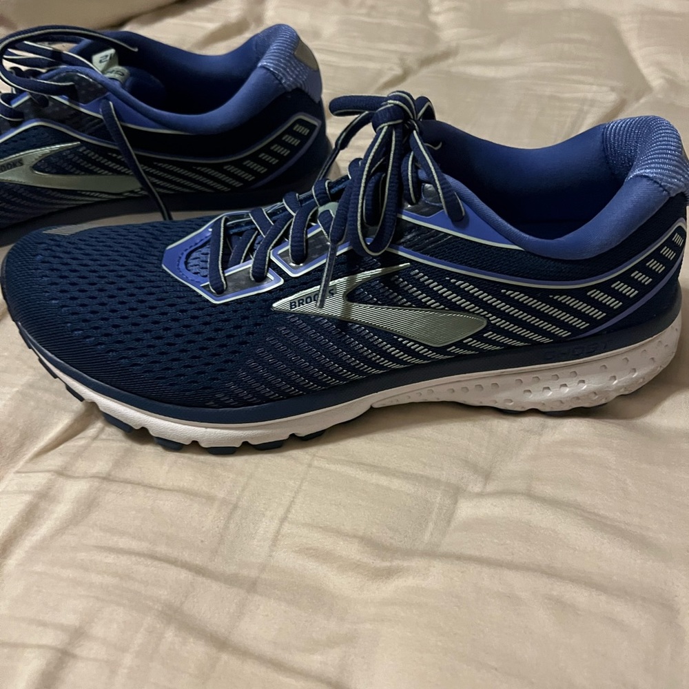 Women’s Brooks Ghost 12 Navy Size 9.5 running shoes